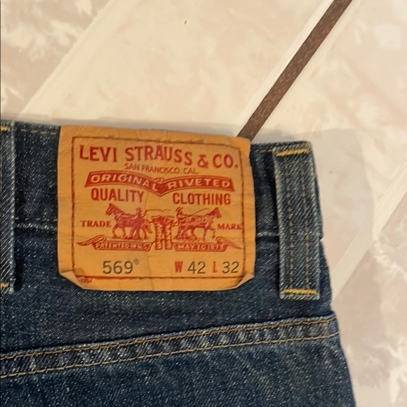 Blue Levi’s Relaxed Jeans with Classic Fit - Picture 7 of 8